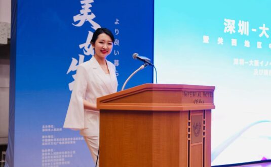 中国語司会者