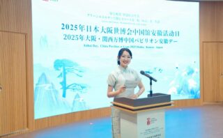 中国パビリオン司会者